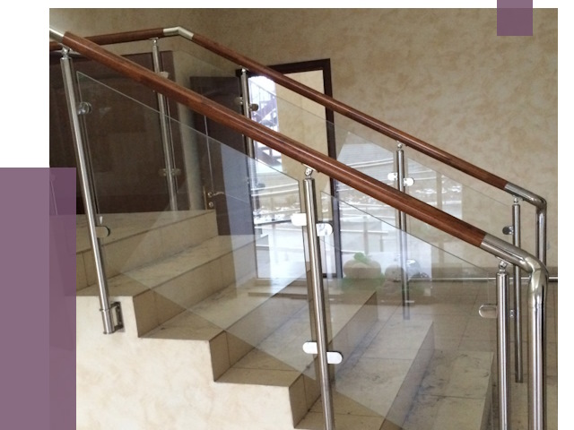 Комбинированные перила из металла и дерева в Белогорске