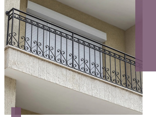 Балконные ограждения из металла и стекла в Белогорске для домов