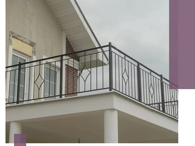 Изготовление балконных ограждений в Белогорске из металла и стекла